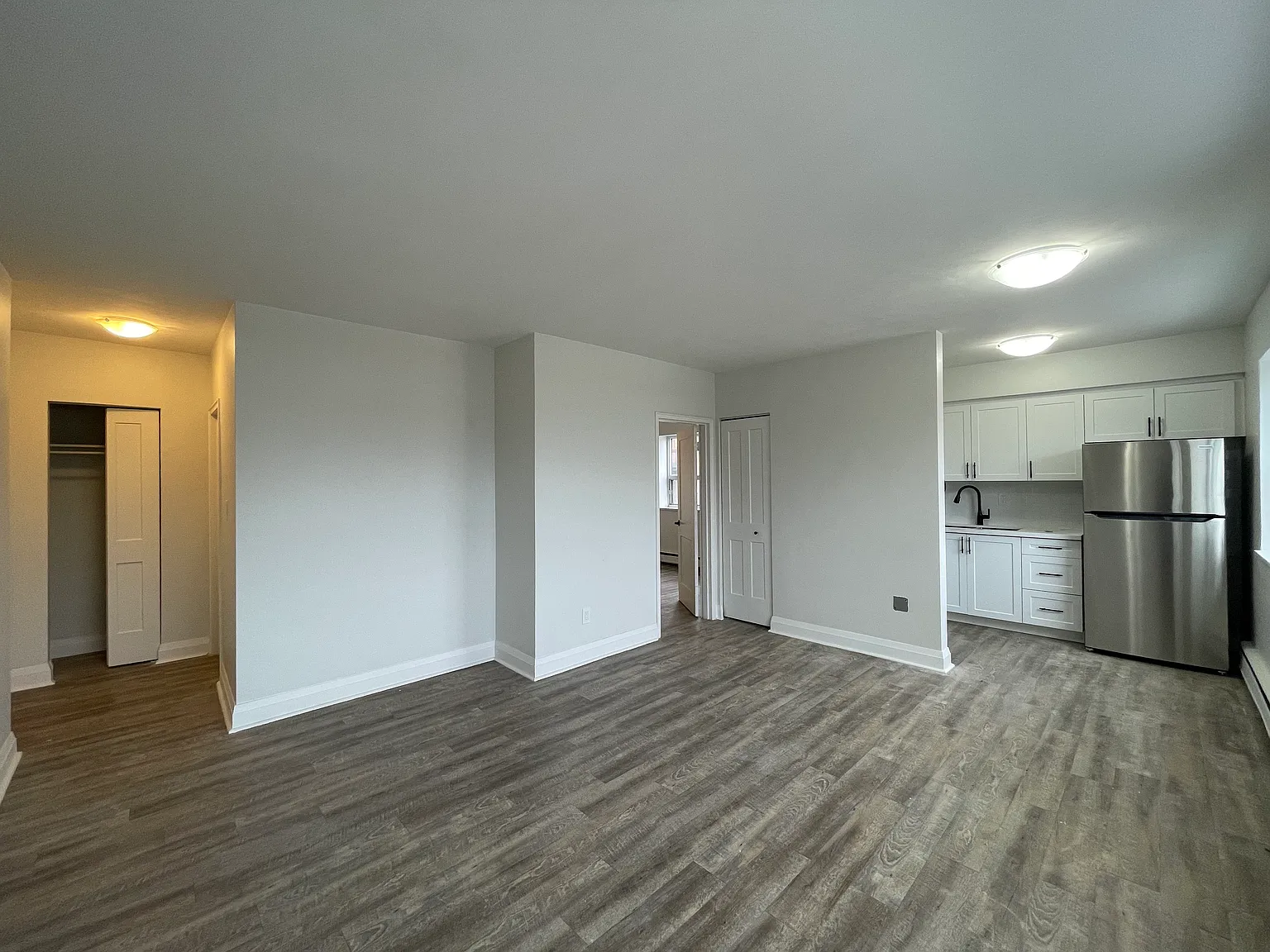 987 Mohawk Rd E — Photo 2