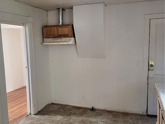 3rd image of 604 Woodlawn Ave #1