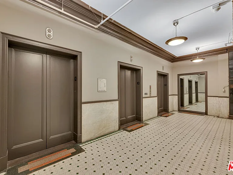 215 W 7th St #811 — Photo 29