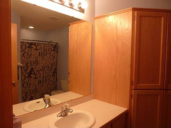 Upper Level Full Bath
