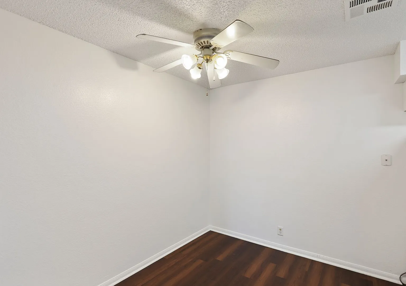 Great 1st Floor 1 Bed, 1 Bath, Condo In The Desirable Desert Shores Community — Photo 4