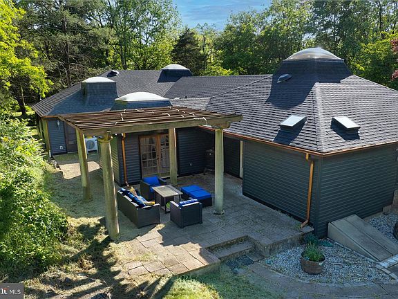 4th image of 2436 Warm Springs Rd