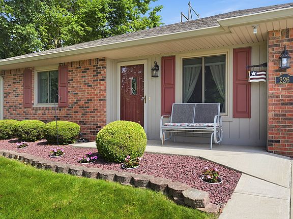2nd image of 226 Saratoga Way