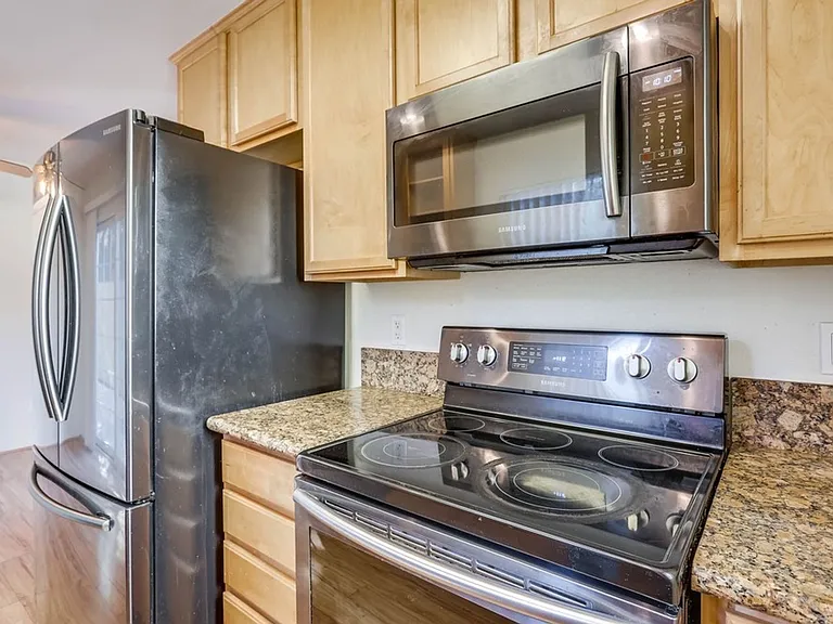 453 Graves Ave #18 — Photo 6