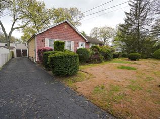 26 Peacock Ln, North Babylon, NY 11703