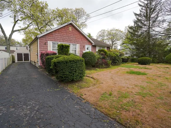 26 Peacock Lane, North Babylon, NY 11703