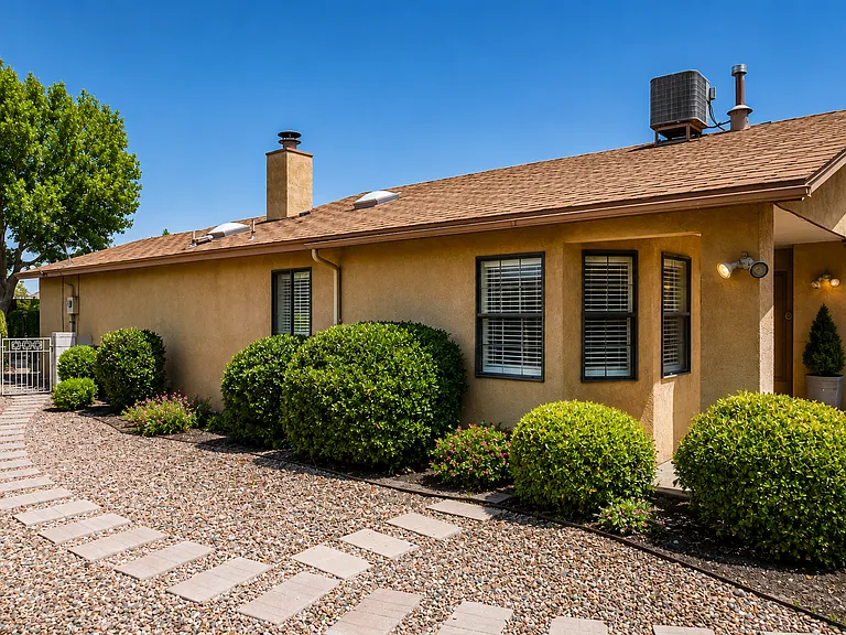 10916 Griffith Park Dr NE — Photo 7