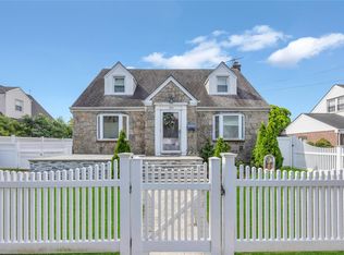 933 Fenworth Blvd, Franklin Square, NY 11010