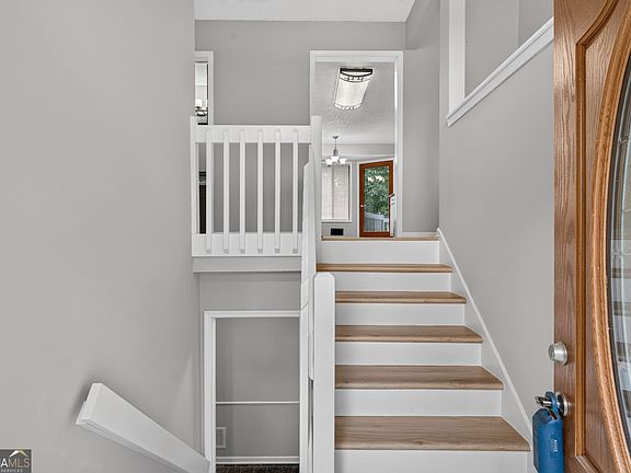 2nd image of 15 Hinton Ct