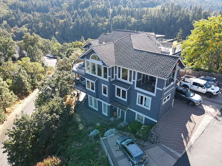 Steps from Indian Creek trailhead. Short walking distance to heart of downtown Hood River.
