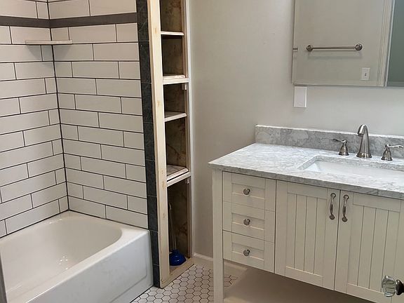5th image of 10711 W 57th St