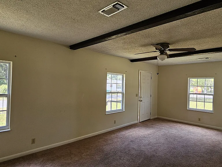 725 Powell Dr — Photo 6