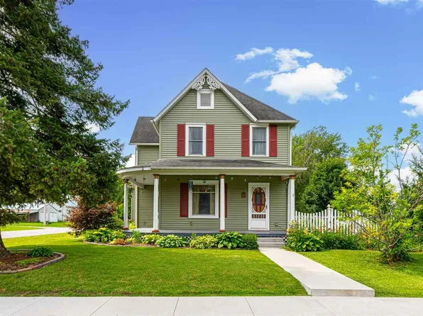 321 E Main St, Hills, IA 52235