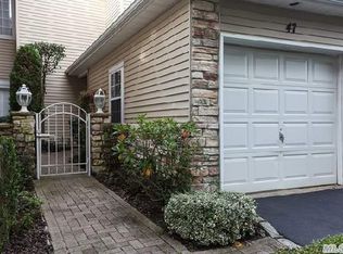 47 Windwatch Dr, Hauppauge, NY 11788