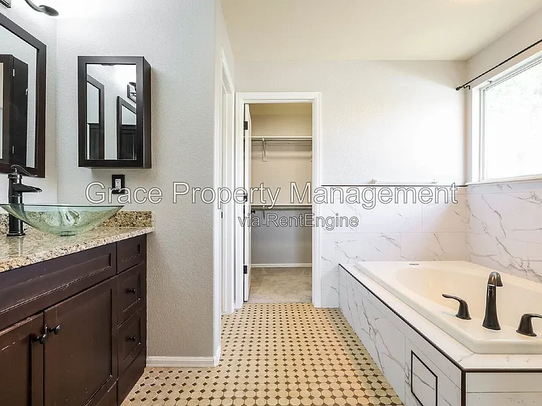 1144 E 12th Ct — Photo 13