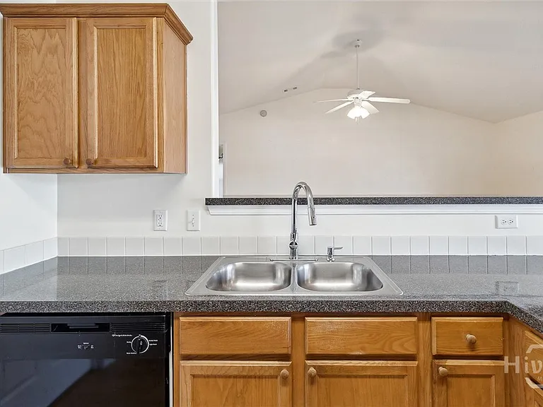 72 Lake Shore Blvd — Photo 11