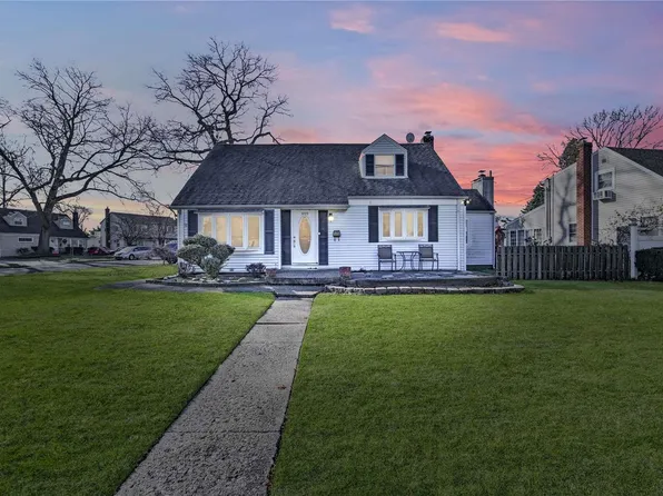999 Windermere Road, Franklin Square, NY 11010