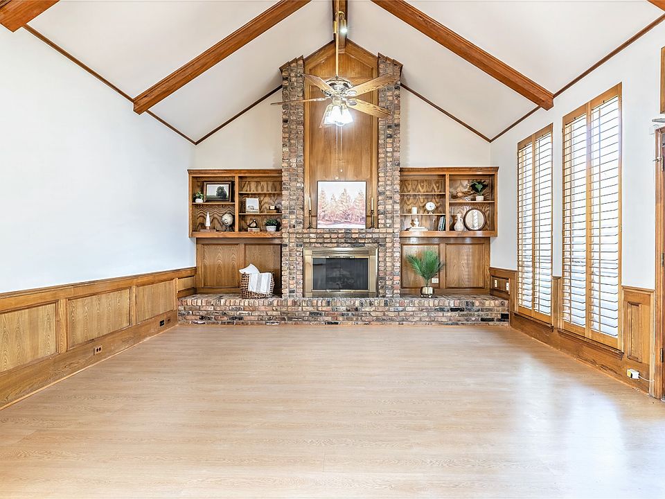 1st image of 2424 Fox Glenn Cir