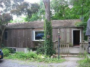 377 Lake Dr, Lake Peekskill, NY 10537