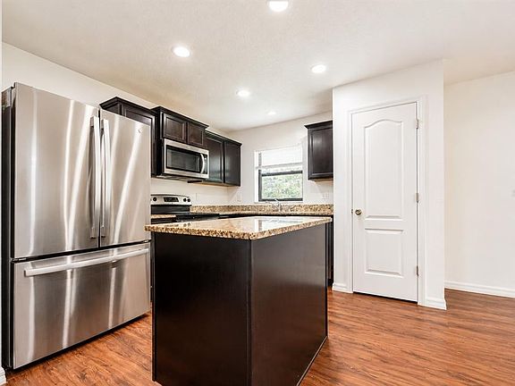 2nd image of 706 W CHELSEA STREET