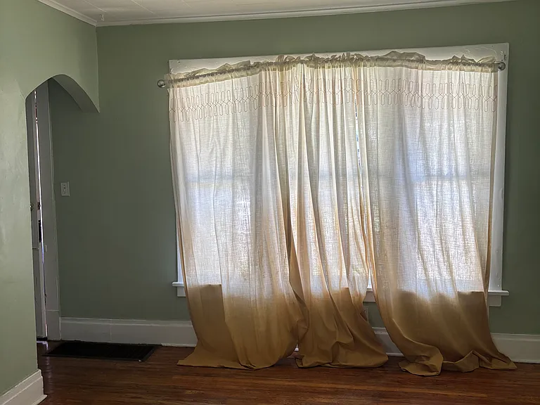 103 Hastings Ave — Photo 2