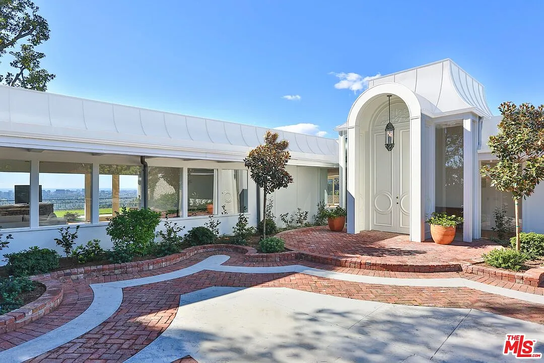 4 bed, 5.0 bath, 5367 sqft, $35,000 — Photo 1