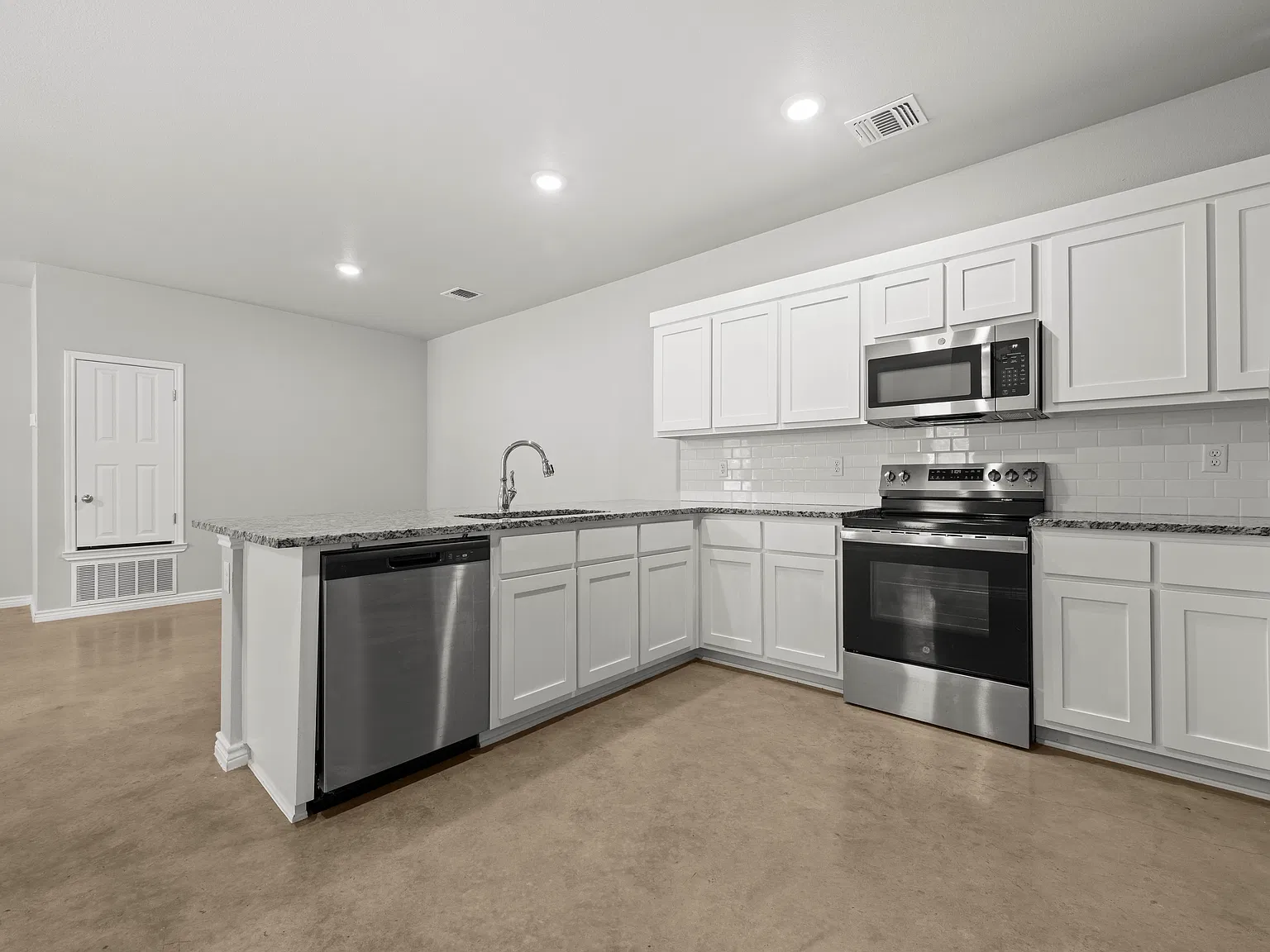 3 bed, 1345 sqft, $1,595 — Photo 4