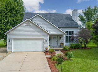 415 W Clover Ln, Cottage Grove, WI 53527
