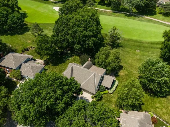 12823 Pembroke Cir, Leawood, KS 66209