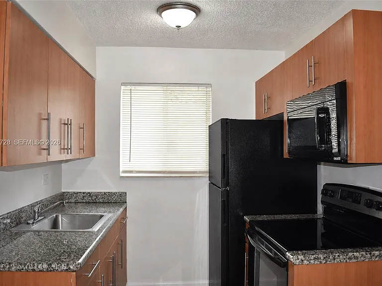 932 Moffett St #3 — Photo 5