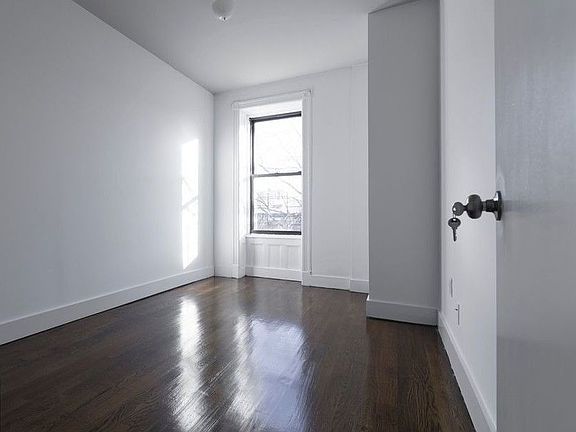 2nd image of 629 Willoughby Ave #3E