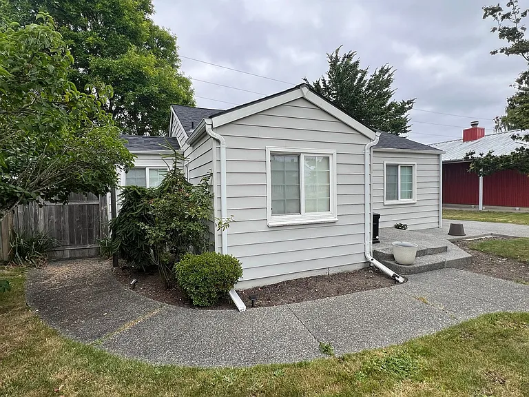 2231 E Wright Ave — Photo 3