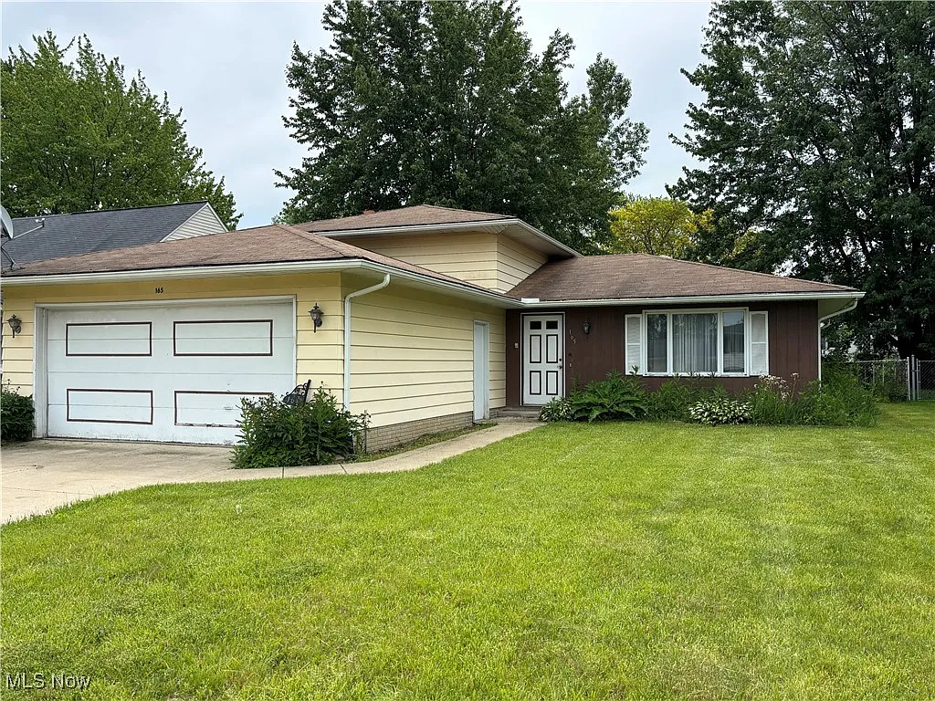 165 Hemlock Dr photo 1