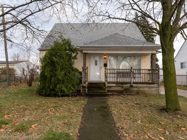 7098 Gilman St, Garden City, MI 48135