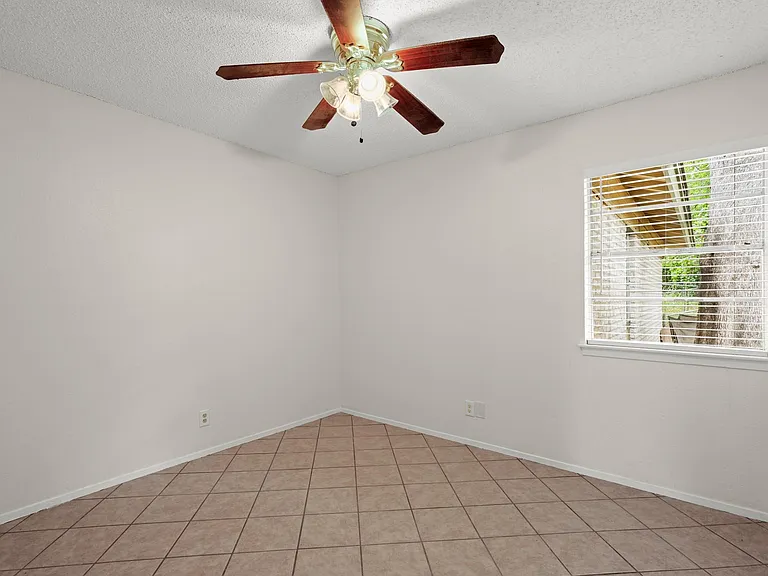 1404 Valleyridge Cir #B — Photo 11