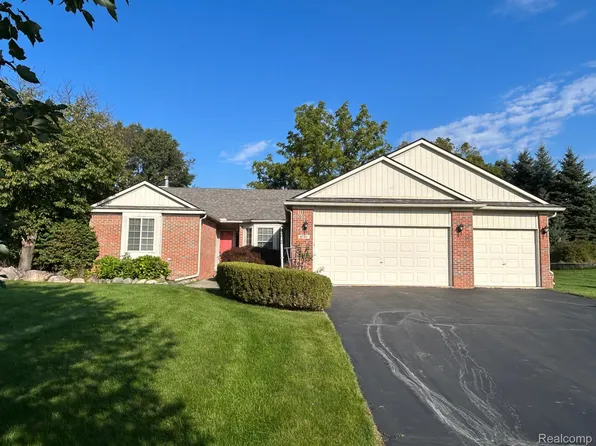 6741 Teluride Dr, White Lake, MI 48383