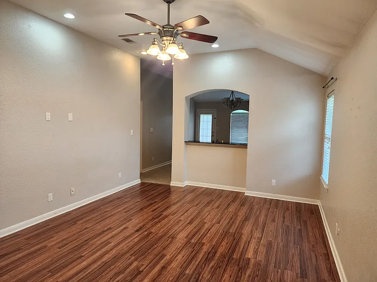 1707 Dixon Ln — Photo 4