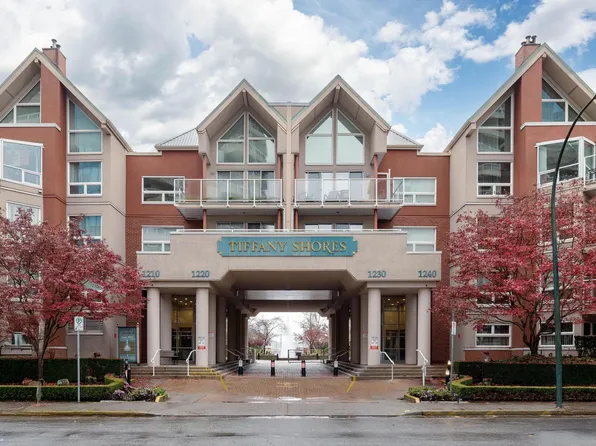 1220 Quayside Dr #102A, New Westminster, BC V3M 6H1