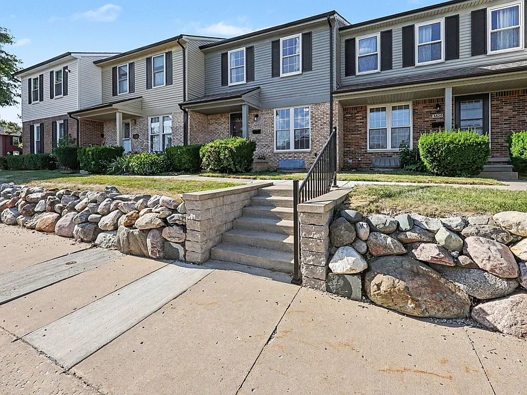 3422 Burbank Dr — Photo 3
