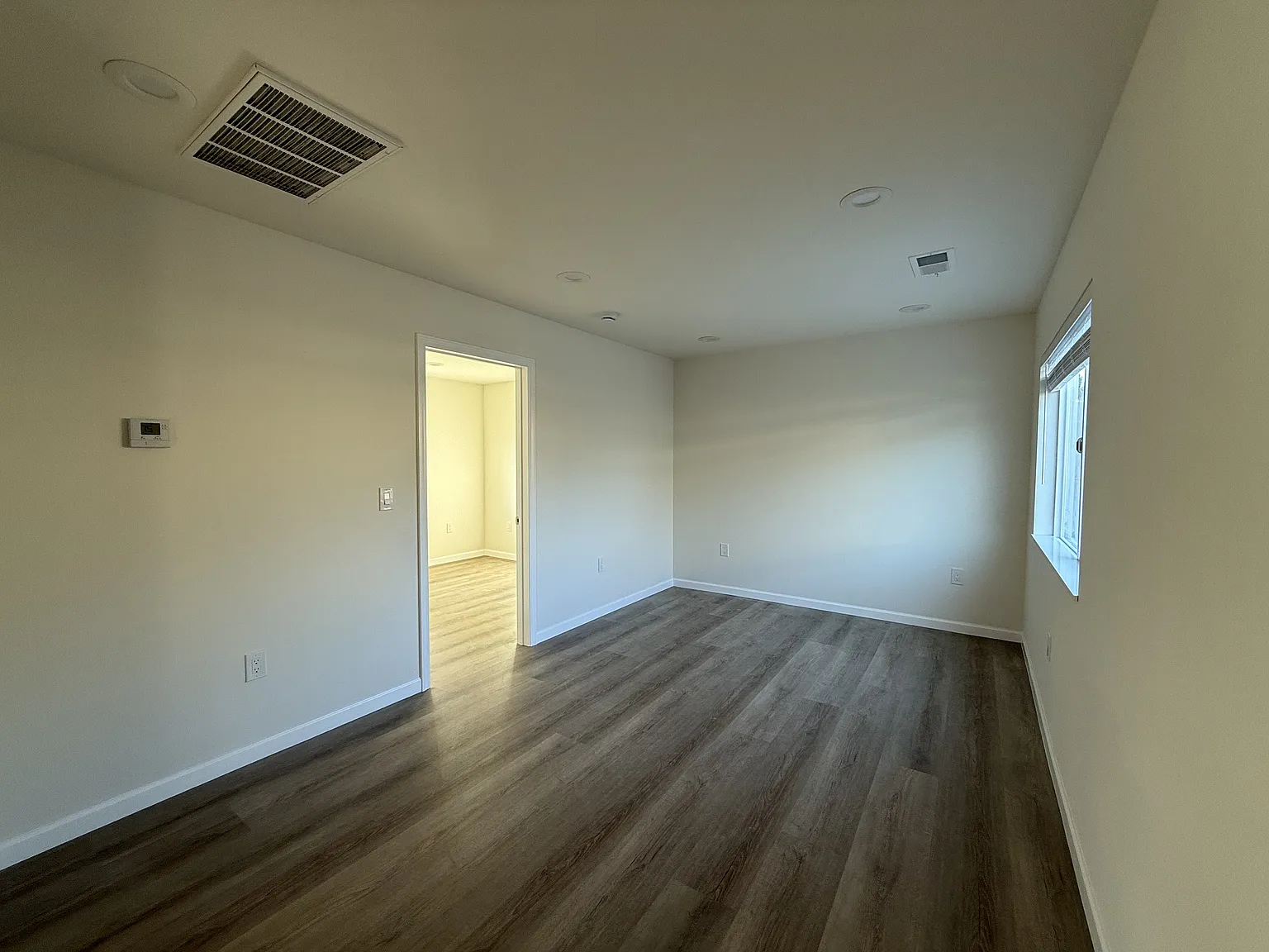 3 bed, 800 sqft, $3,200 — Photo 2
