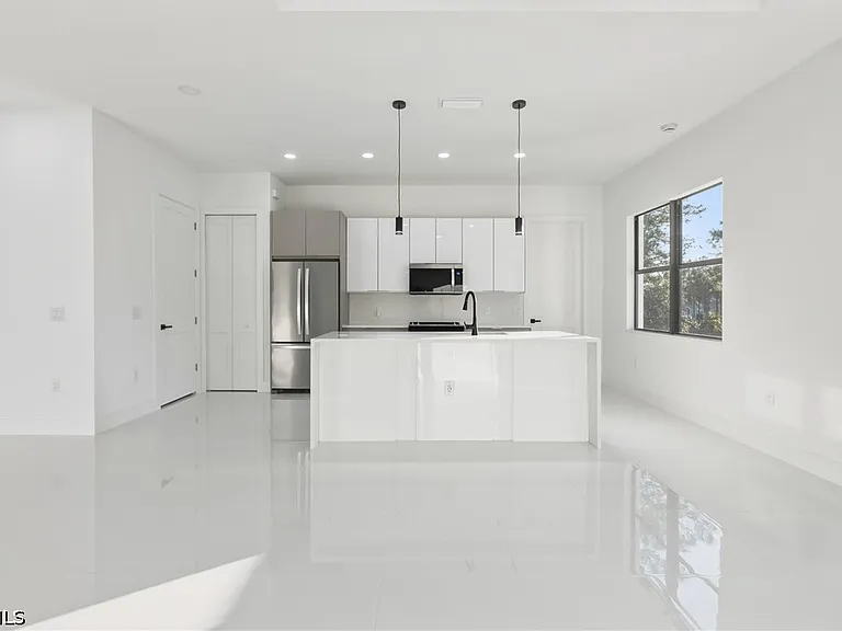 566 Eisenhower Blvd — Photo 9