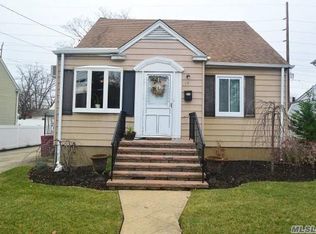 19 Croydon Dr, Bellmore, NY 11710