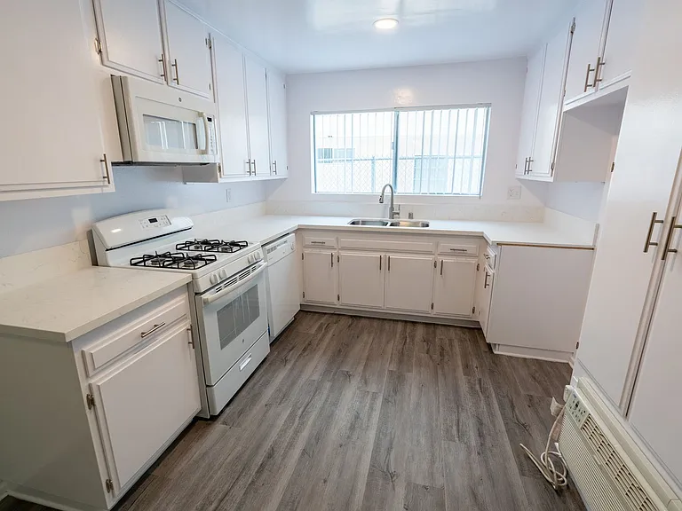 18407 Dearborn Street — Photo 78