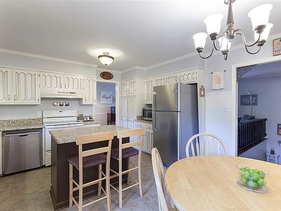 3rd image of 780 Foxcroft Trl SE