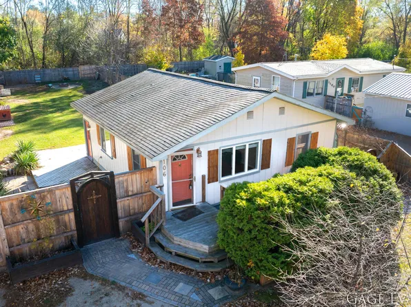 1106 N 6th St, Greenville, MI 48838