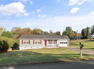 200 Creeksedge Ct, Winston Salem, NC 27105