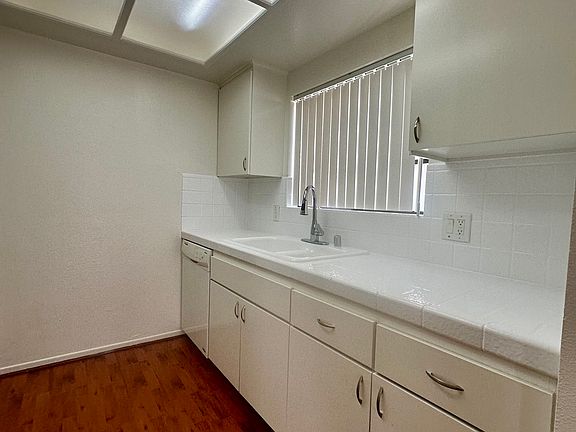 5th image of 1034 Thompson Ave APT 8