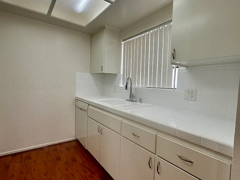 1034 Thompson Ave #8 — Photo 5