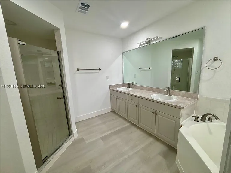 142 SW 34th Pl — Photo 13