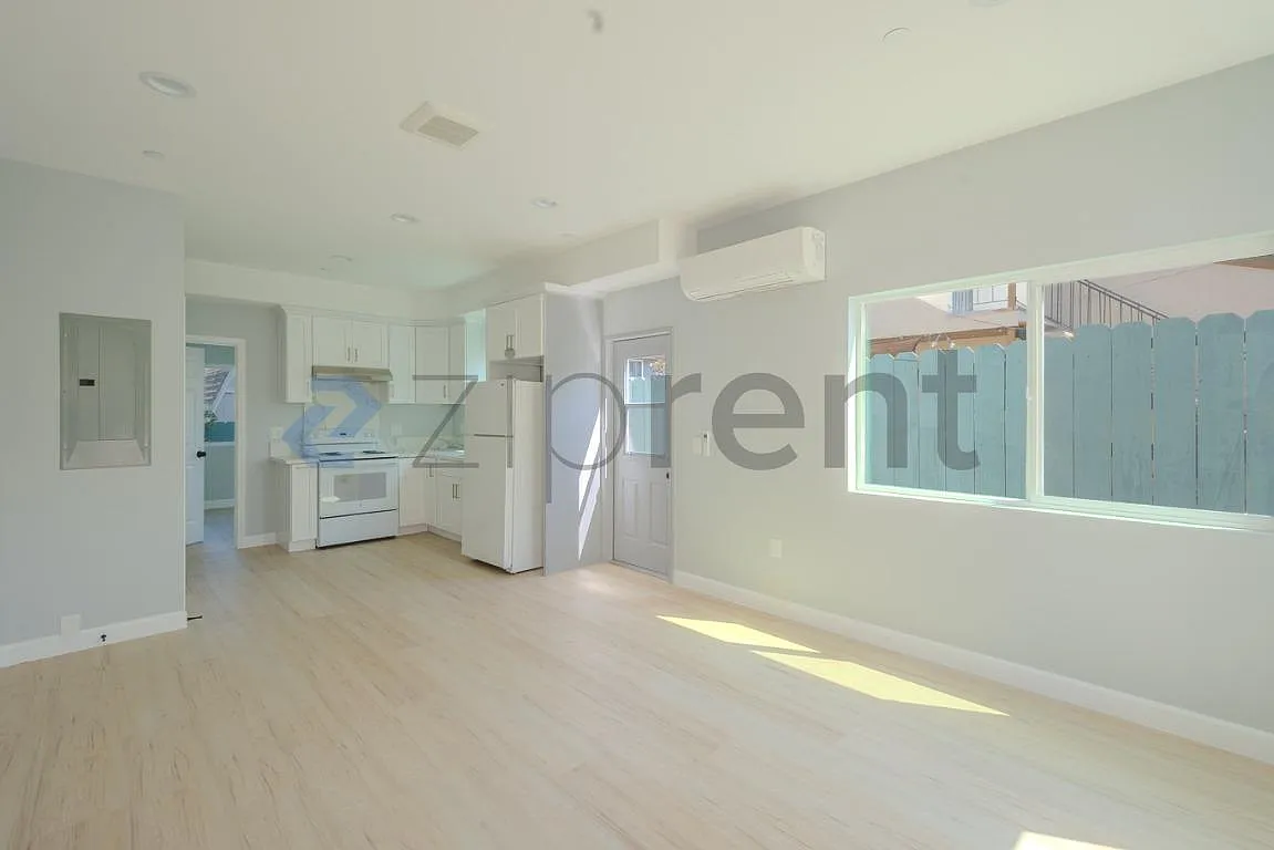 3 bed, 1200 sqft, $3,100 — Photo 2